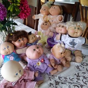Multiple Vintage 1982-1985Cabbage Patch Kids.